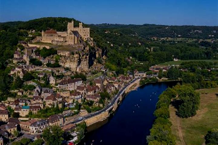 Escorts Beynac-et-Cazenac, France — Local Companions