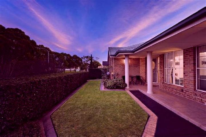 Escorts Bolwarra Heights, Australia — Local Companions