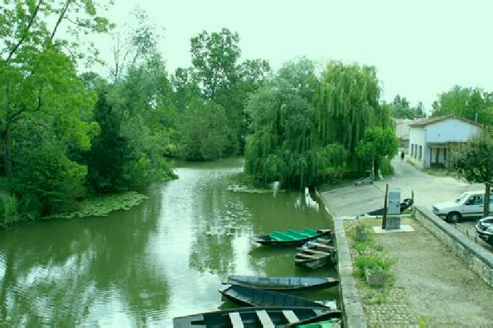 Escorts Bossay-sur-Claise, France — Local Companions
