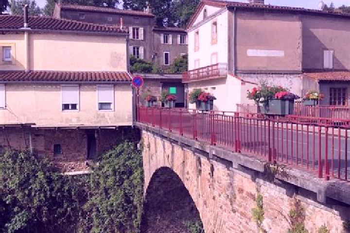 Escorts Bout-du-Pont-de-Larn, France — Local Companions