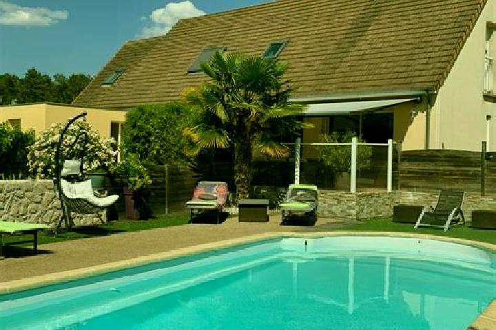 Escorts Brette-les-Pins, France — Local Companions