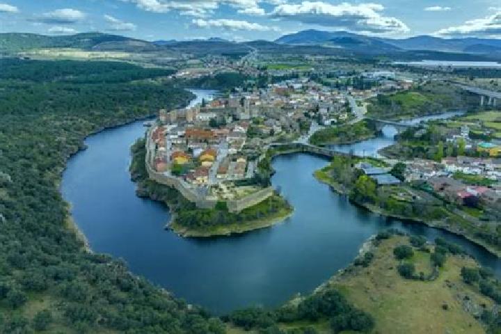 Escorts Buitrago del Lozoya, Spain — Local Companions