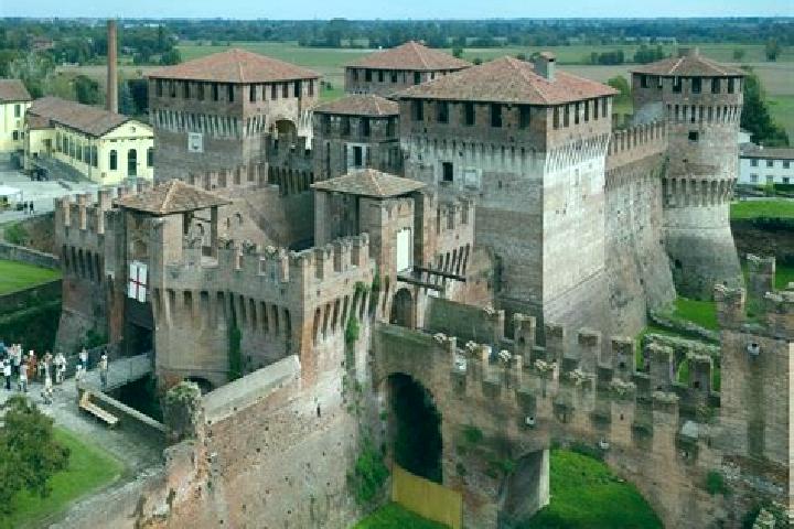 Escorts Castelvecchio Subequo, Italy — Local Companions