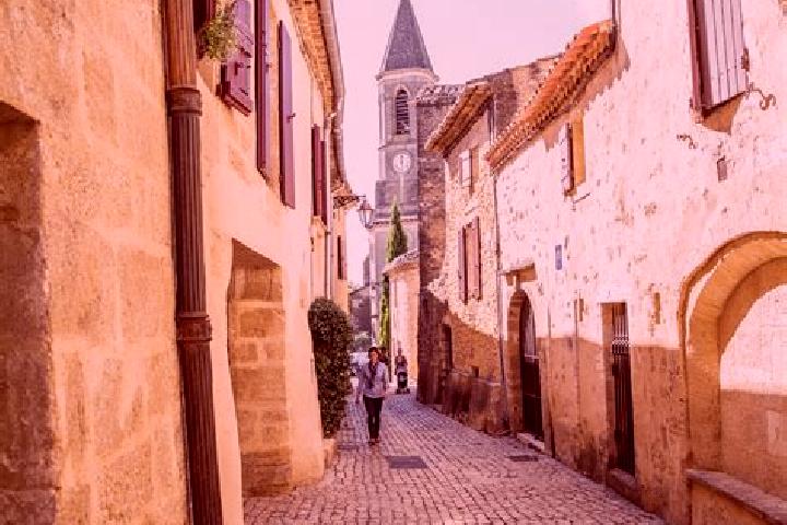 Escorts Castillon-du-Gard, France — Local Companions