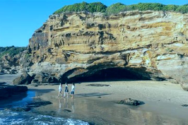 Escorts Caves Beach, Australia — Local Companions