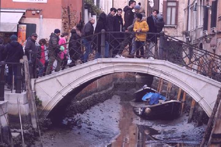 Escorts Cirimido, Italy — Local Companions