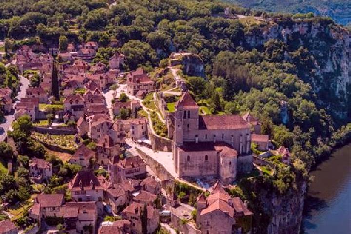 Escorts Colayrac-Saint-Cirq, France — Local Companions