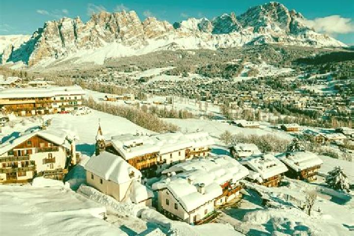 Escorts Cortina d Ampezzo, Italy — Local Companions