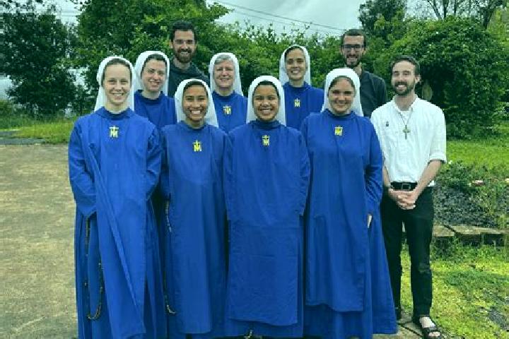 Escorts Donnezac, France — Local Companions