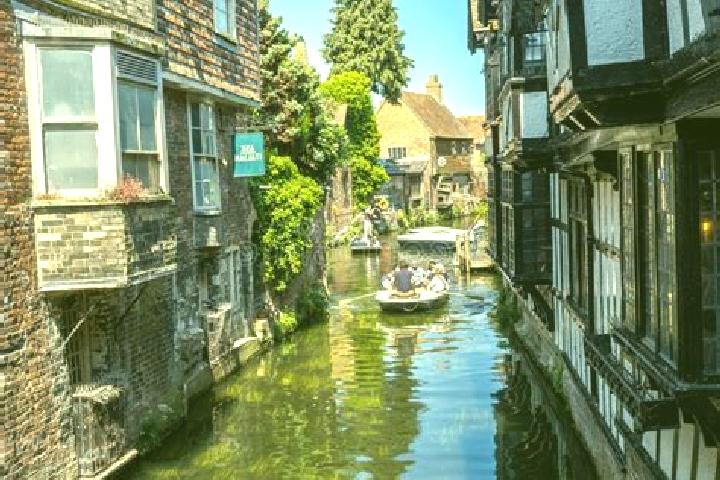Escorts East Stour, United Kingdom — Local Companions