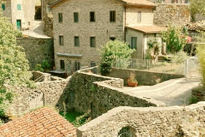 Escorts Fabbriche di Vallico, Italy — Local Companions