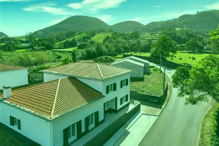 Escorts Fenais da Luz, Portugal — Local Companions