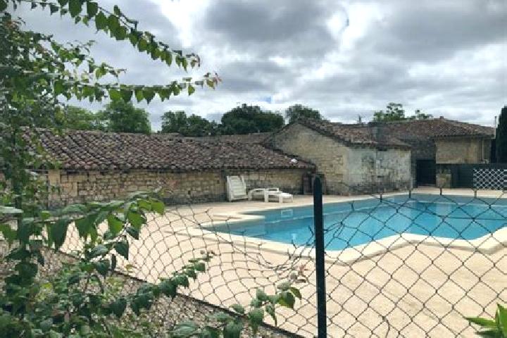 Escorts Fouquebrune, France — Local Companions