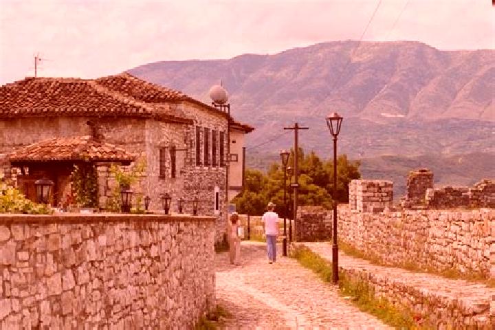 Escorts Fushekuqe, Albania — Local Companions