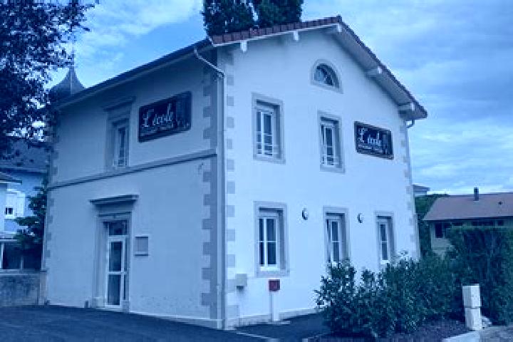 Escorts Golbey, France — Local Companions