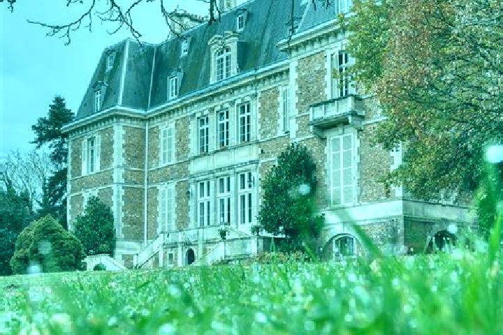 Escorts Guigneville-sur-Essonne, France — Local Companions