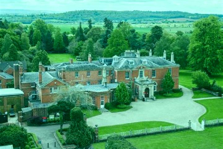 Escorts Hartpury, United Kingdom — Local Companions