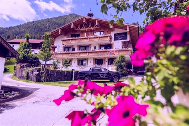 Escorts Hoefen, Austria — Local Companions