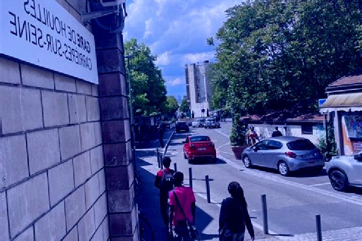 Escorts Houilles, France — Local Companions