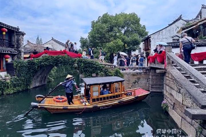 Escorts Huangli, China — Local Companions
