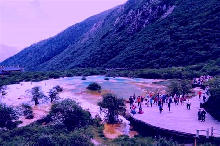 Escorts Huanglong, China — Local Companions