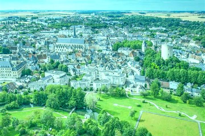 Escorts Issoudun, France — Local Companions