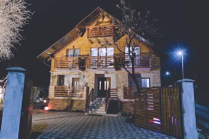 Escorts Izvorul Rece, Romania — Local Companions