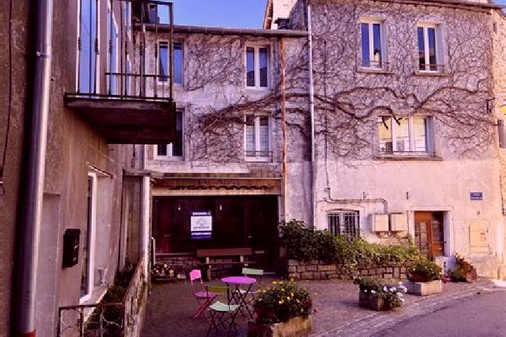 Escorts La Salvetat-Belmontet, France — Local Companions