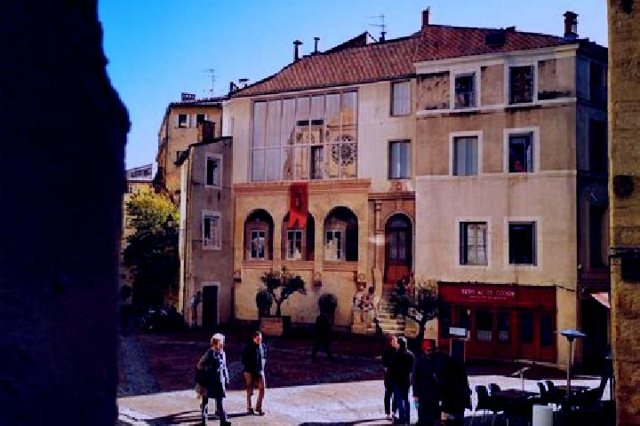 Escorts Laissac, France — Local Companions