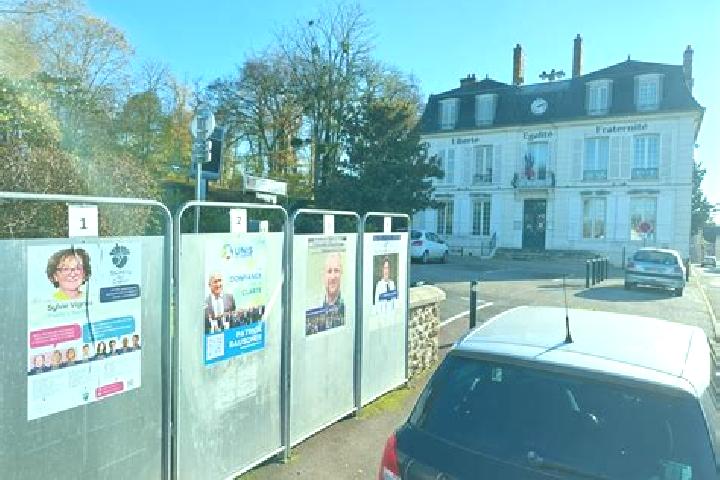 Escorts Laroche-Saint-Cydroine, France — Local Companions
