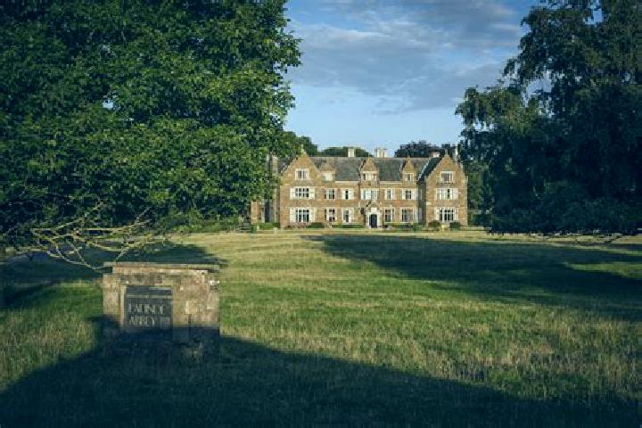 Escorts Legbourne, United Kingdom — Local Companions