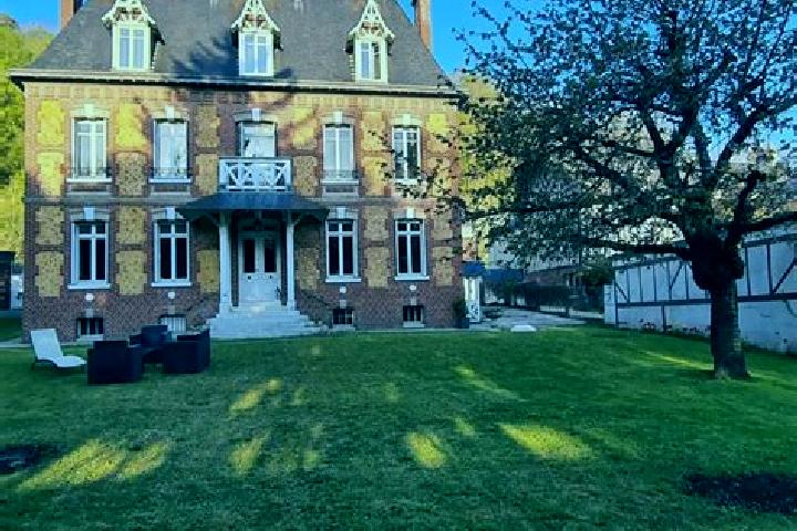 Escorts Les Authieux-sur-le-Port-Saint-Ouen, France — Local Companions