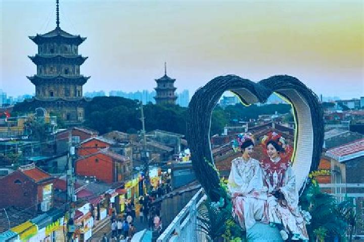 Escorts Lianyi, China — Local Companions
