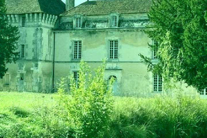 Escorts Lignieres-Sonneville, France — Local Companions