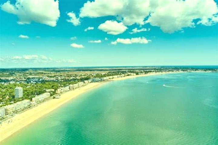 Escorts Loon-Plage, France — Local Companions