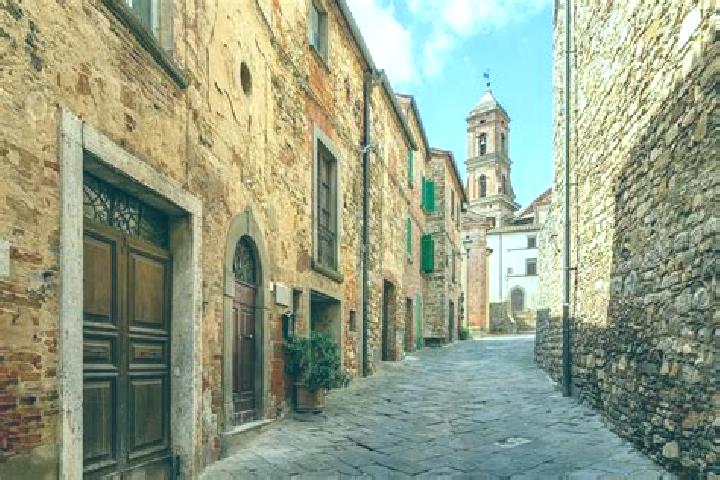 Escorts Lucignano, Italy — Local Companions