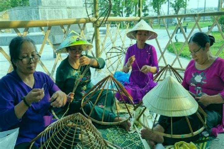 Escorts Luong Son, Vietnam — Local Companions