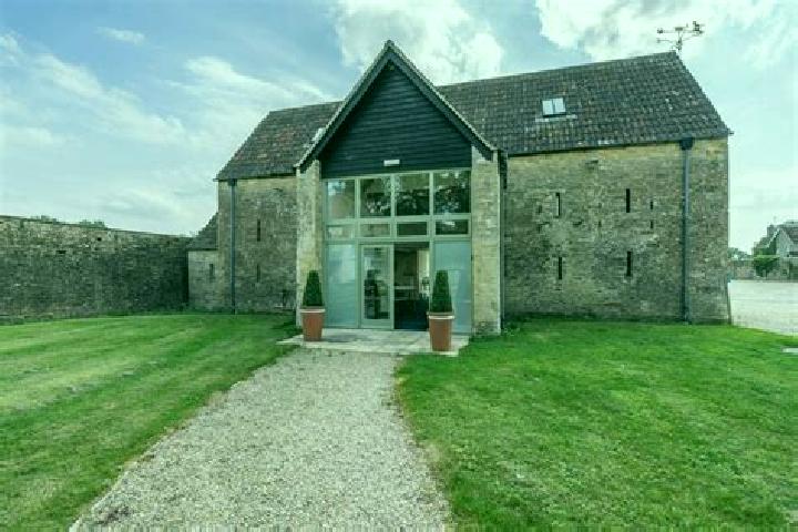 Escorts Malmesbury, United Kingdom — Local Companions