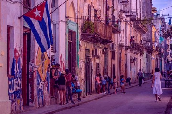 Escorts Mantilla, Cuba — Local Companions