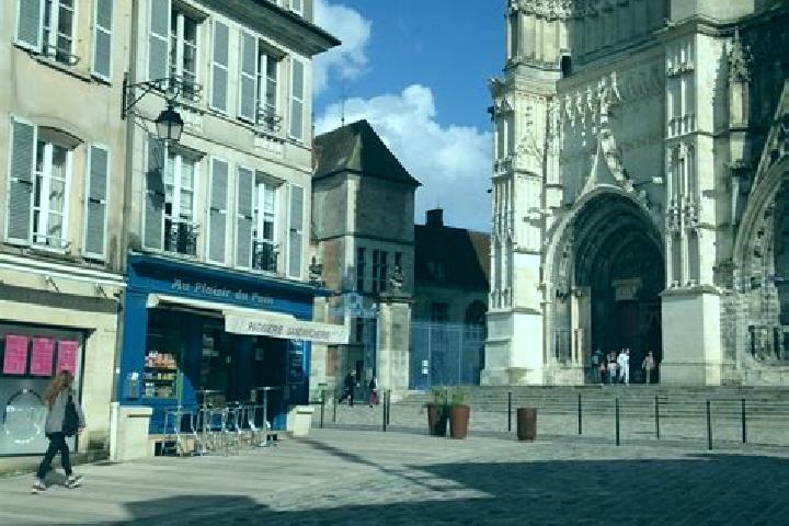 Escorts Mareuil-les-Meaux, France — Local Companions