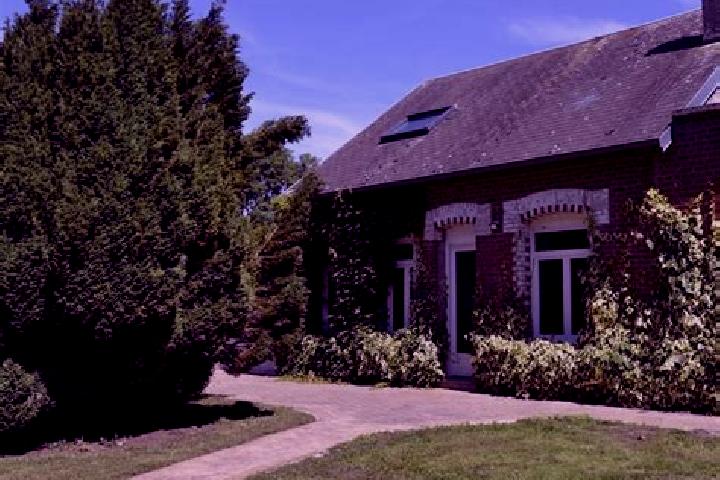 Escorts Maurepas, France — Local Companions