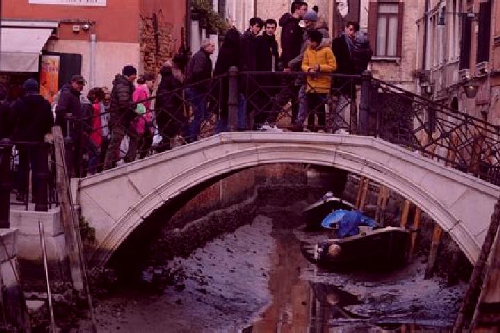 Escorts Mede, Italy — Local Companions