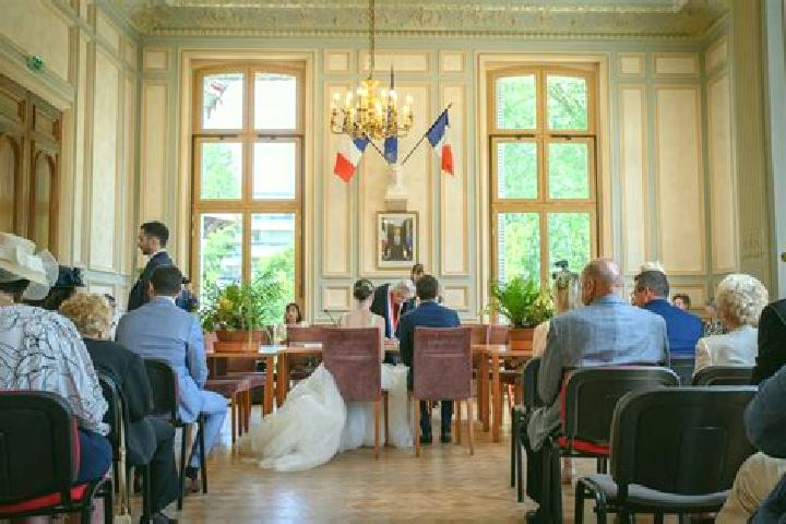 Escorts Menestreau-en-Villette, France — Local Companions