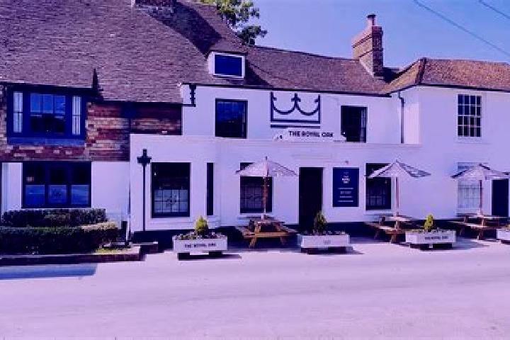 Escorts Mersham, United Kingdom — Local Companions