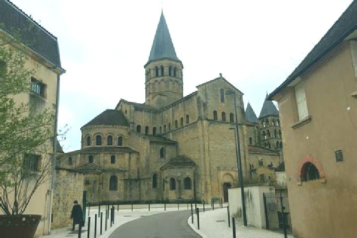 Escorts Montceau-les-Mines, France — Local Companions