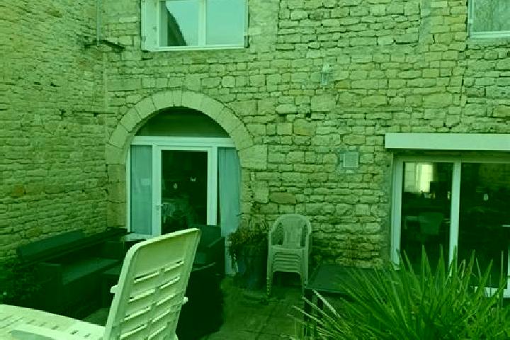 Escorts Muron, France — Local Companions