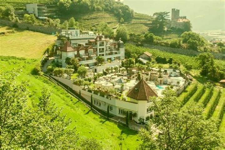 Escorts Naturno, Italy — Local Companions