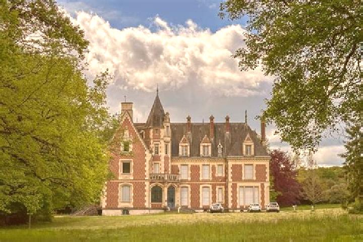 Escorts Nogent-sur-Vernisson, France — Local Companions