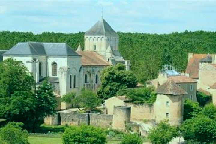 Escorts Nouaille-Maupertuis, France — Local Companions