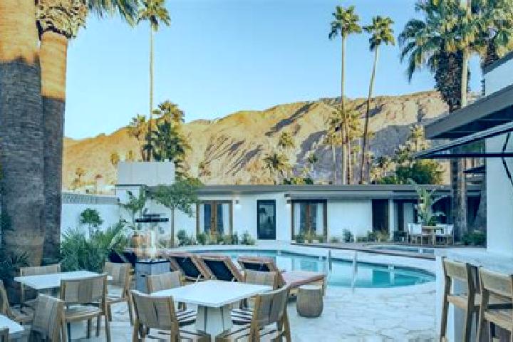 Escorts Palm Springs, United States — Local Companions